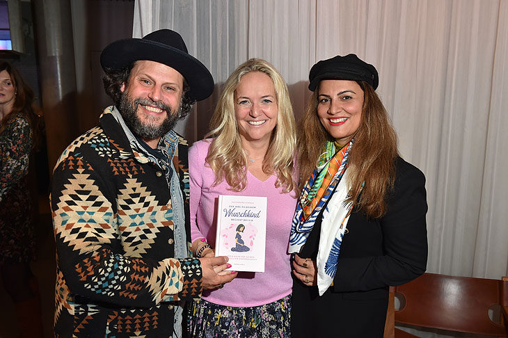 Alexandra Schack, Manuel Cortez und Frau Saina Bayatpour / Buch-Präsentation „Der Weg zu Deinem Wunschkind beginnt bei Dir“ von Alexandra Schack im Loft von Designreisen in München am 18.10.2024 / Foto: BrauerPhotos / Goran Nitschke 